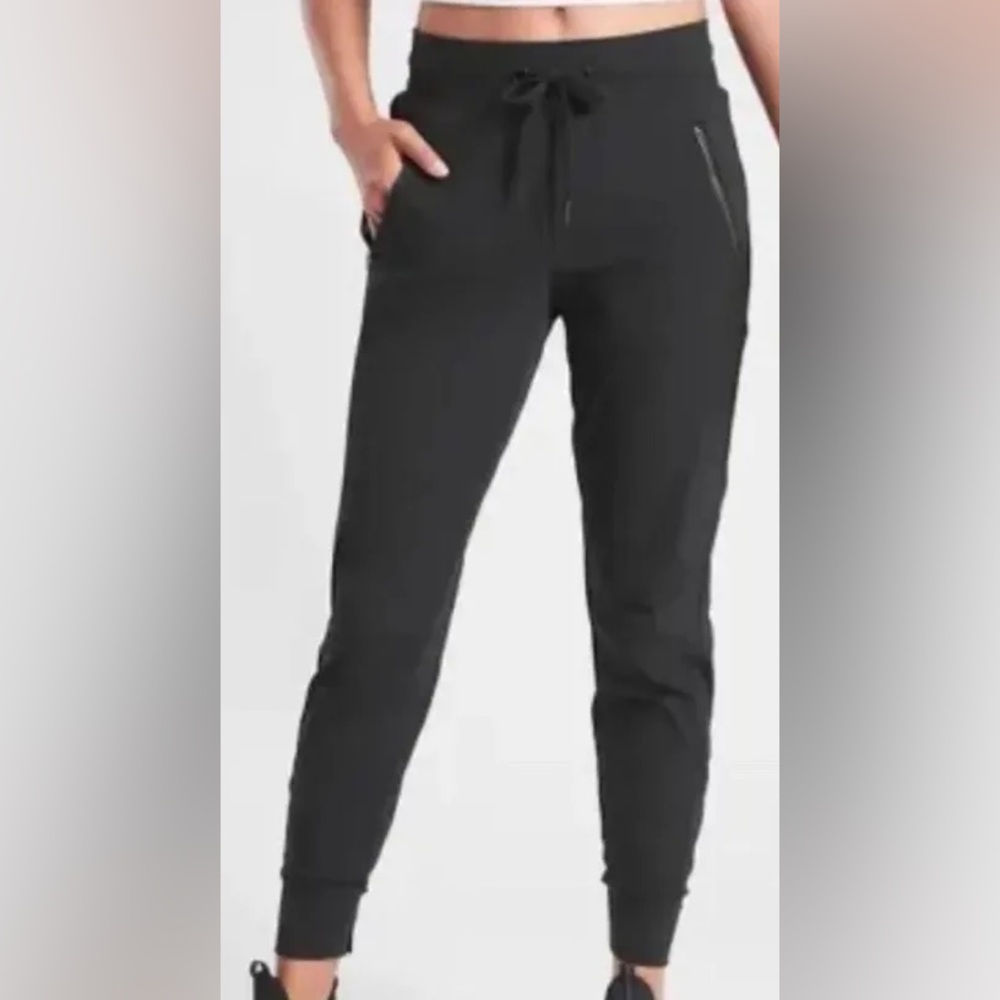 Athleta Women’s Black Trekkie North Shore Jogger, size 6